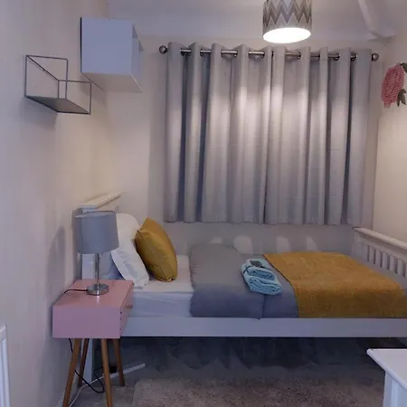 Remarkable 3-bed House In Leeds Holiday home