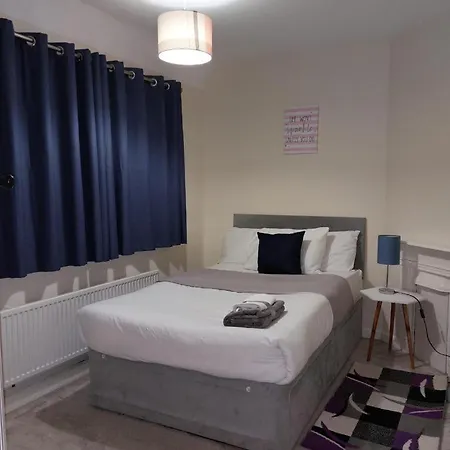 Remarkable 3-bed House In Leeds Holiday home