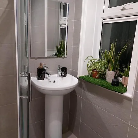 Holiday home Remarkable 3-bed House In Leeds