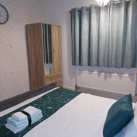 Remarkable 3-bed House In Leeds Holiday home *