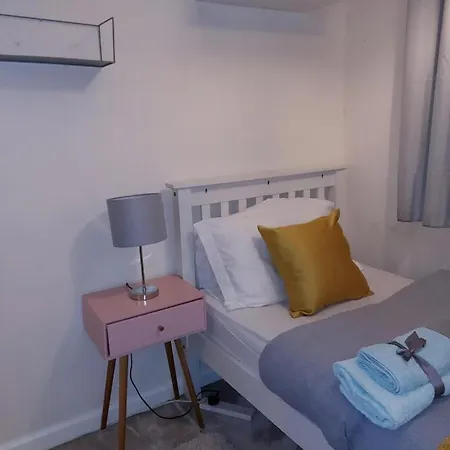 Remarkable 3-bed House In Leeds Holiday home Leeds (West Yorkshire)