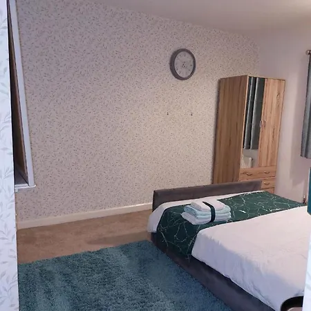 Remarkable 3-bed House In Leeds Leeds (West Yorkshire)