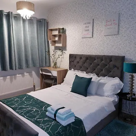 Remarkable 3-bed House In Leeds *