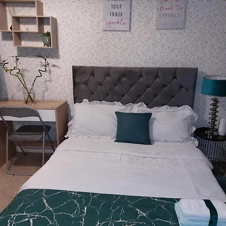 Remarkable 3-bed House In Leeds